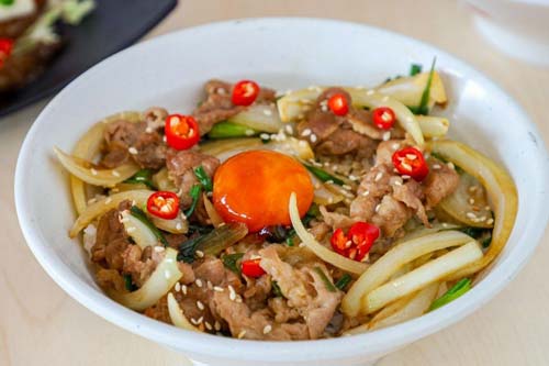 ข้าวหมูผัดซีอิ๊วญี่ปุ่นไข่ดองพริกขี้หนู