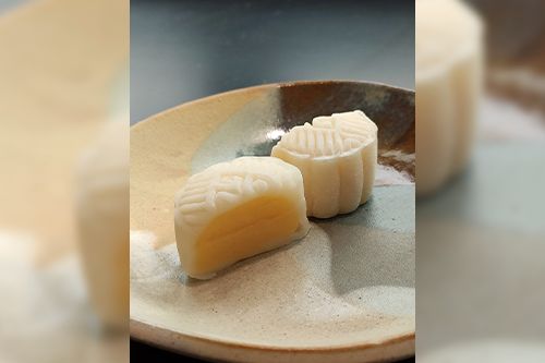 ขนมบัวหิมะไส้ครีมคัสตาร์ด แป้งบางนุ่ม ไส้คัสตาร์ดหอมหวานละมุน