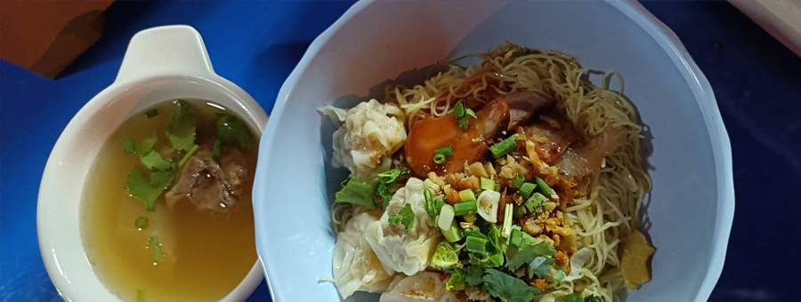 ร้านโลงผีหมี่เกี๊ยว บะหมี่หมูแดงย่างเตาถ่าน เครื่องปรุง ตะเกียบ หยิบในโลงจิ๋ว