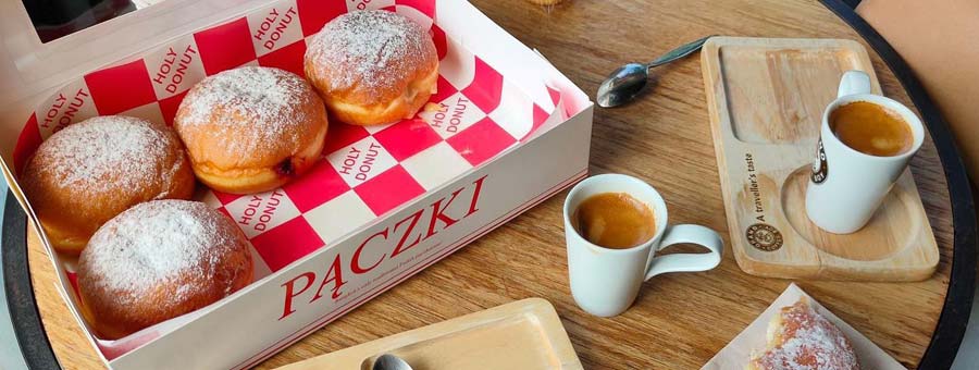 Holy Donut Pączkarnia จำหน่ายขนมสัญชาติโปแลนด์ และเครื่องดื่ม